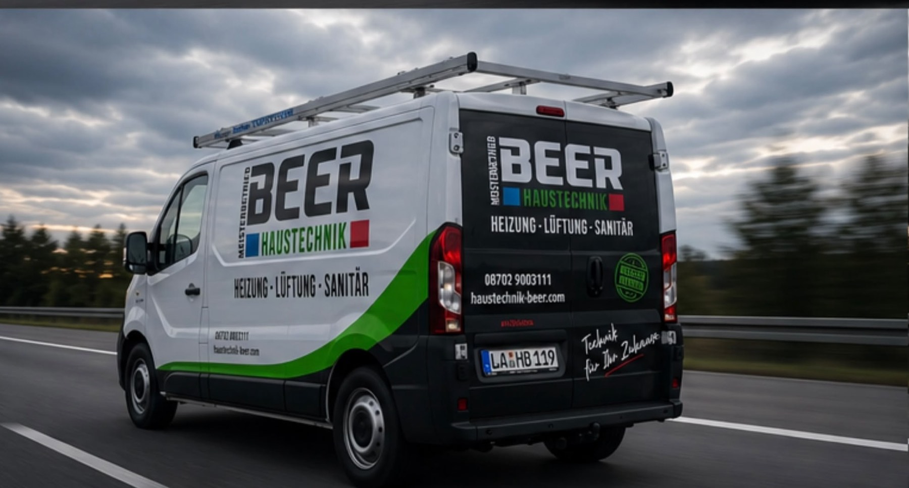 Firmenfahrzeug von Beer Haustechnik auf der Straße